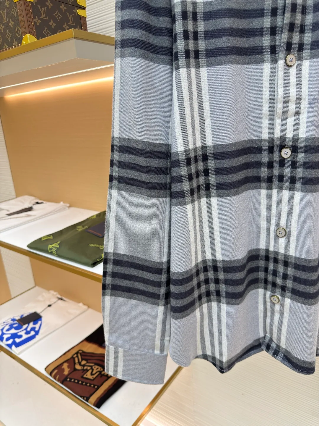 LOUIS VUITTON flannel jacquard letter shirt ●Authentic product: purchased and developed at 10700 ●Item number: 1680667-B70 ●Fabric: flannel fabric ●Technology: jacquard production ●Version: fitted version ●Weight: about 335 grams ●Size: XS-S-M-L ●Description: Made of 100% cotton flannel jacquard fabric, the Y-plate fabric was disassembled to analyze the warp and weft density of the tissue yarns at several points. 32s double-ply ring-spun light floral gray yarn was used as the warp yarn. The upper shaft of the warp yarn was pulled to customize an exclusive pan head. The piece of cloth was positioned and woven with jacquard letters using dark floral gray yarn. A high-speed rapier jacquard machine was used to weave the gray fabric. After washing and shaping the fabric in a vat, flannel is picked up from the fabric surface. Positioning letters are used on the front and back panels, and original patterns are used on the left and right front panels. It is different from the ordinary rapier woven plaid fabrics in the market. The letters are printed in a low version, and the bronze material is hand-sewn in a mold. The buttons are inlaid with natural shells and white butterfly engraved buttons on the inside. The overall wiring is straight and delicate, the fabric is comfortable and soft, and the color is consistent without color difference. It can be matched with the same style to create a fashionable look and control various occasions. Customized accessories, complete with three standards, same style for men and women!